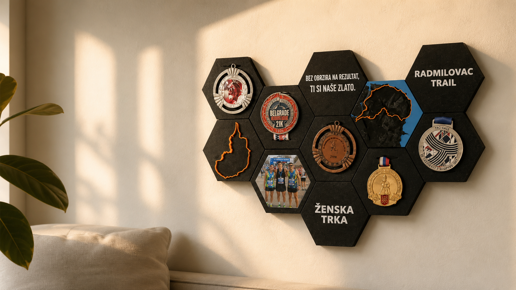 Nemo Studio modularni zid dostignuća sa medaljama, fotografijom i rutom
